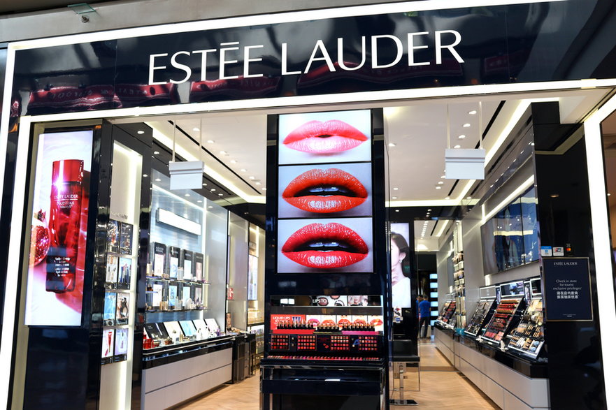 Jeden z wielu punktów sprzedaży kosmetyków Estée Lauder, ten znajduje się w Marina Bay, w Singapurze - ltyuan/stock.adobe.com
