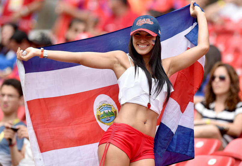 Ona jest gorąca. Nie tylko piłkarze z Kostaryki robią furorę na mundialu. ZDJĘCIA