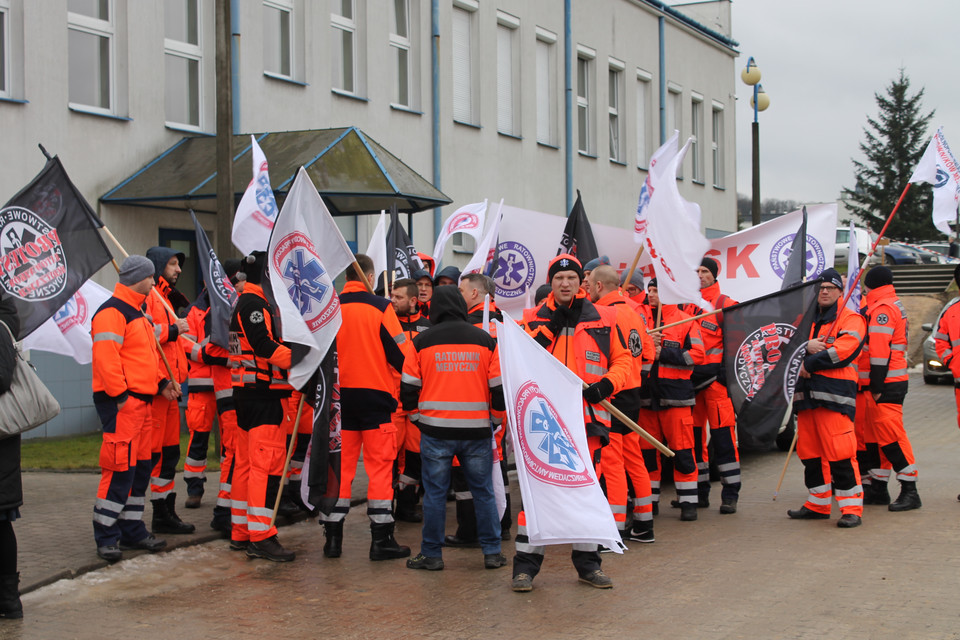Protest ratowników medycznych w Kielcach. Bronili zwolnionych kolegów