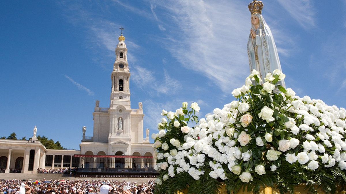 Fatima, cel podróży milionów pielgrzymów z całego świata, szczególnie tłumnie odwiedzana jest w maju i październiku, w rocznicę objawień Matki Bożej. Warto odwiedzić to miejsce, by zrozumieć ten trwający prawie sto lat fenomen.