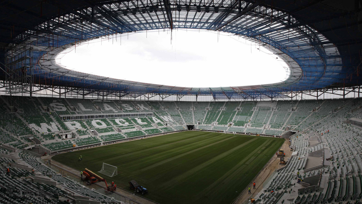 Stadion Miejski we Wrocławiu zostanie zamknięty. Piłkarze Śląska Wrocław swój najbliższy mecz z GKS Bełchatów będą musieli rozegrać na starym obiekcie przy ul. Oporowskiej - poinformował klub.
