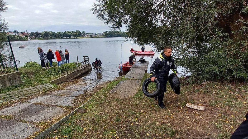 Rowery, opony i więcej. Co dzisiaj wydobyto z dna jeziora Drawsko. Fot. UM, OSP Czaplinek