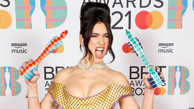 Brit Awards 2021. Harry Styles z torebką, Dua Lipa krytykowana za bieliznę. Zobaczcie najciekawsze stylizacje z gali