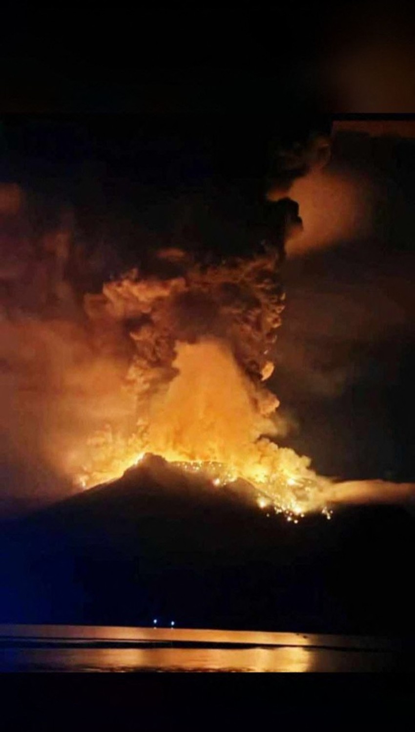 Erupcija vulkana Ruang, Indonezija, 17. aprila