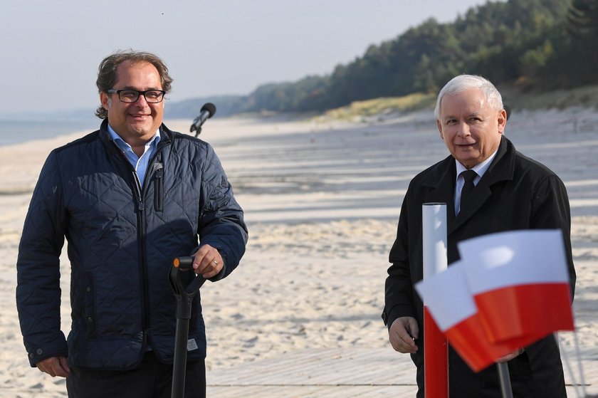 Na zdjęciu minister Gróbarczyk (z lewej) z prezesem PiS Jarosławem Kaczyńskim na Mierzei Wiślanej