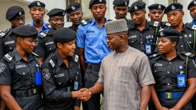 Yahaya Bello greeting police officers.