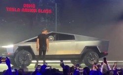 Tesla się ośmieszyła. Podczas pokazu pancernego auta, projektant wybił szybę... metalową kulką