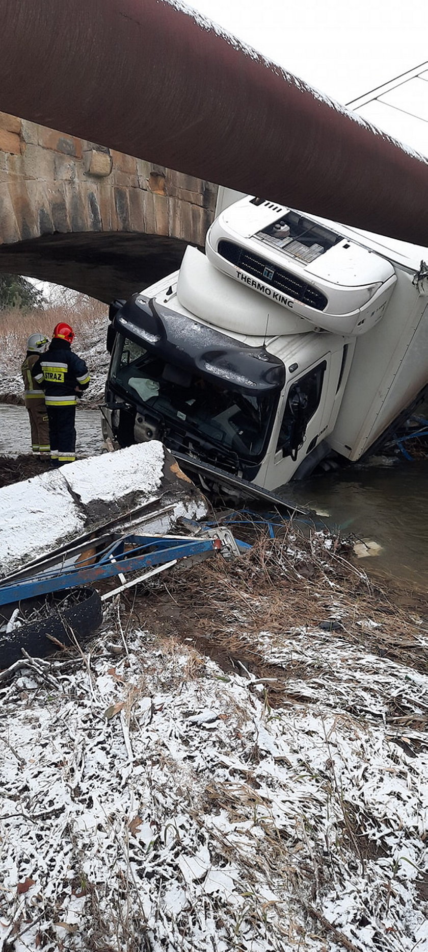 Tir wpadł do rzeki i uszkodził wodociąg. Mieszkańcy zostali bez wody