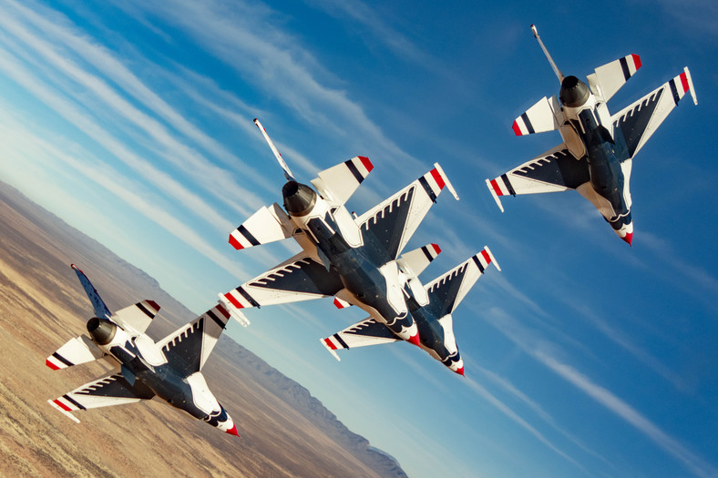 Na zdjęciu powietrzna grupa akrobatyczna Thunderbirds latająca na myśliwcach F-16.