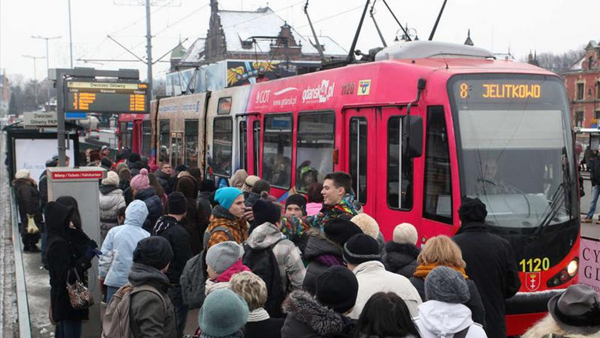 Pasażerowie gdańskiej komunikacji miejskiej przeżywają prawdziwy horror. W godzinach szczytu nie ma jak dostać się do tramwaju. Pojazdy po prostu pękają w szwach.