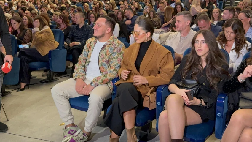 SKANDALOZNO PONAŠANJE ANĐELE ĐURIČIĆ NA KONCERTU Gastoz crveneo i izvinjavao se: \