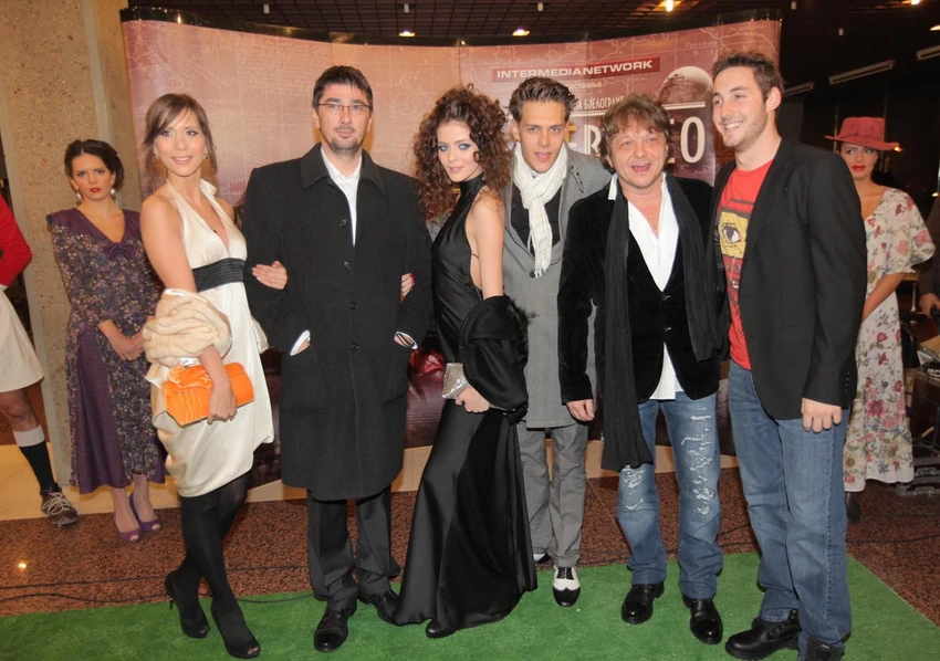 Reditelj sa glavnim junacima na premijeri filma u Beogradu