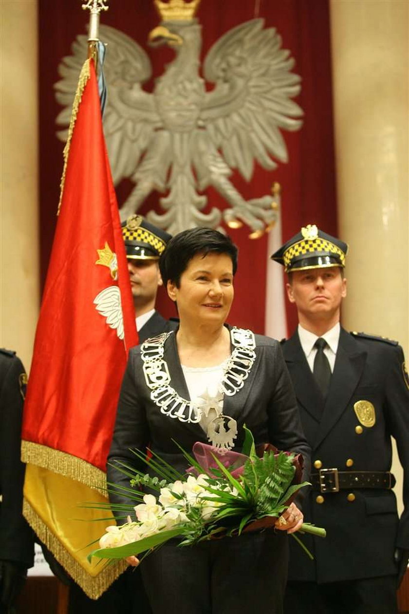 Wygrała wybory prezydenckie w Warszawie, w których starała się o reelekcję, a teraz złożyła przysięgę potwierdzającą jej triumf. Hanna Gronkiewicz-Waltz znów jest gospodarzem stołecznego ratusza. Już oficjalnie