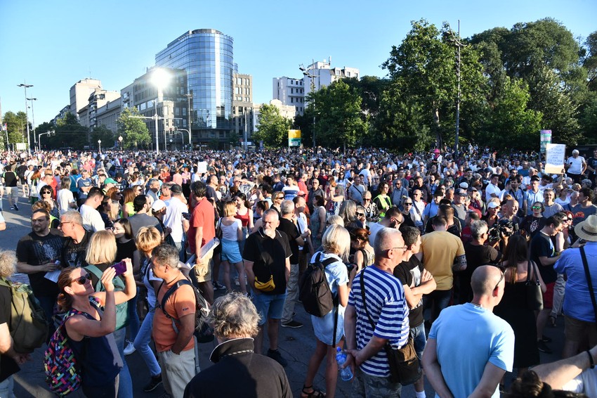Početak protesta ispred Skupštine