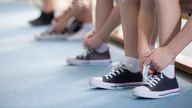 Buty na białej podeszwie do wyprawki szkolnej dla ucznia