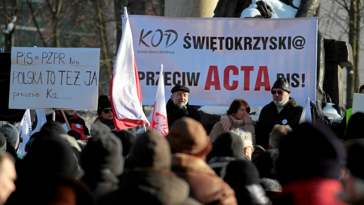 W wielu polskich miastach, m.in. w Gdańsku, Wrocławiu, Opolu, Krakowie, Kielcach, Poznaniu i Warszawie odbyły się dzisiaj manifestacje Komitetu Obrony Demokracji. Protesty związane były z wprowadzonymi ostatnio przez rząd zmianami dotyczącymi m.in. Trybunału Konstytucyjnego i mediów publicznych. W stolicy województwa zebrało się ok. 300 osób.