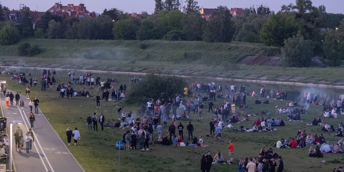 Latem nadwarciańskie bulwary w Poznaniu tętnią życiem.