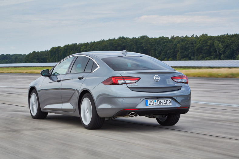 Nowy Opel Insignia kontra Ford Mondeo, Mazda 6 i Skoda Superb - kto wyprzedzi Opla?