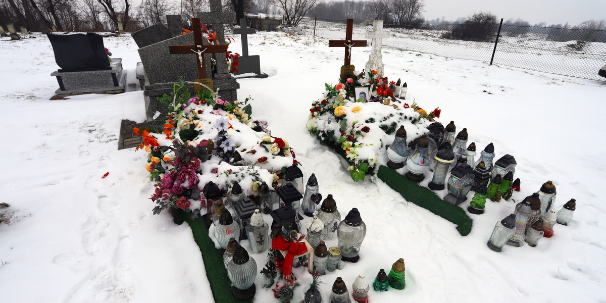 Ofiary tragedii spoczęły w sąsiadujących ze sobą grobach. 
