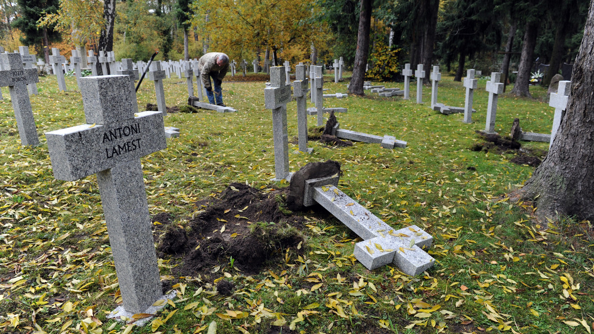 Pięćdziesiąt granitowych krzyży zostało przewróconych na szczecińskim Cmentarzu Centralnym.