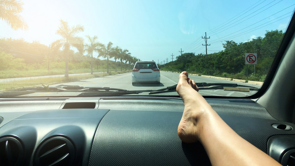 Jeśli jedziecie na wakacje samochodem, z pewnością w pewnym momencie droga zaczyna się Wam dłużyć. Zaczynacie się wiercić i przyjmować coraz to dziwniejsze pozycje, z których większość może być dla Was bardzo niebezpieczna.