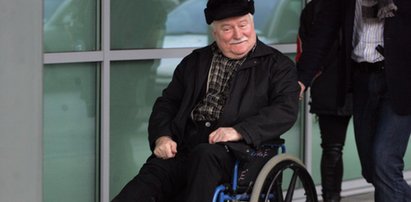 Lech Wałęsa z modnym gipsem