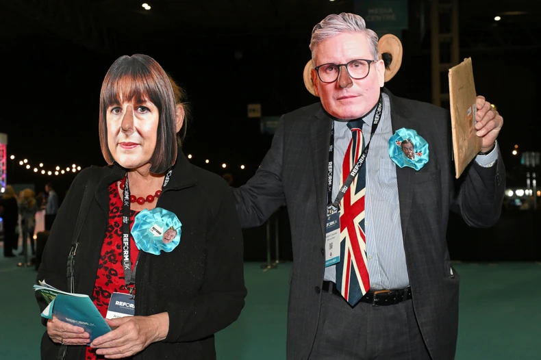 Članovi partije Reform sa maskama Kira Starmera i Rejčer RIvs na konferenciji u Birmingemu 6. septembra