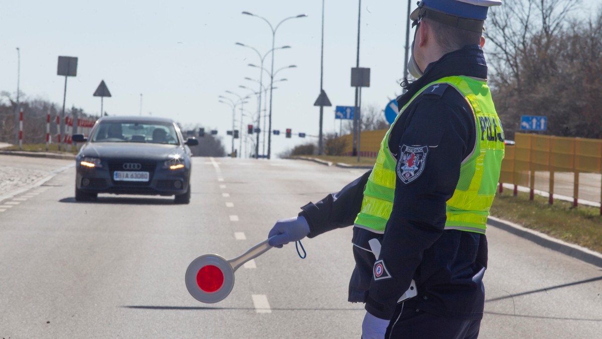 05.04.2020 Białystok. Policja drogowa podczas kontroli pojazdów pod katem celowości przejazdu w związku z epidemią koronawirusa. Fot. Agnieszka Sadowska / Agencja Wyborcza.pl.