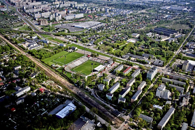 Widok na stadion piłkarski Widzew Łódź. Stadion ten miał być modernizowany, jednak plany inwestycyjne od zeszłego roku stoją w miejscu.