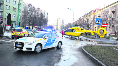 Mi történt? Kereszteződésben landolt egy mentőhelikopter Dunaújvárosban – fotók