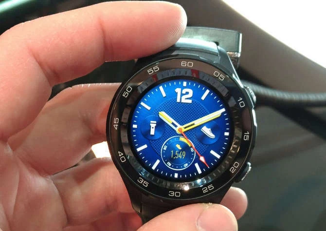 Huawei Watch 2 w dłoni naszego człowieka na MWC 2017