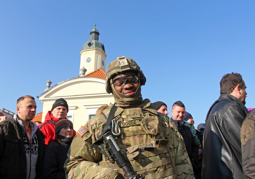 Tłumy w Białymstoku przywitały amerykańskich żołnierzy