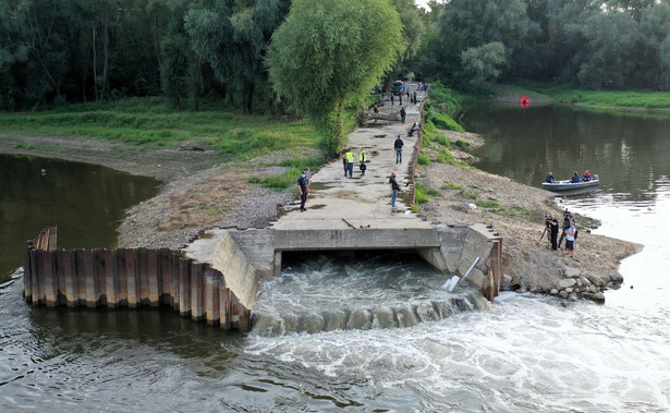 Warszawa: Z kolektora ściekowego wciąż wlewa się do Wisły brązowa, cuchnąca ciecz