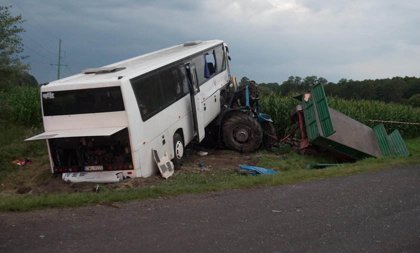 Groźny wypadek pod Łodzią. Autokar zderzył się z ciągnikiem