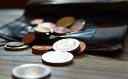 Co siódma osoba na etacie pracuje za minimalną pensję. Tak wyglądają zarobki Polaków