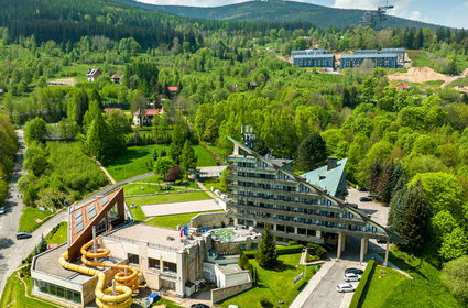 Relaks i wypoczynek w malowniczym uzdrowisku. Hotel z aquaparkiem