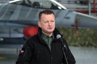 Minister obrony narodowej Mariusz Błaszczak podczas odprawy załóg samolotów F-35.