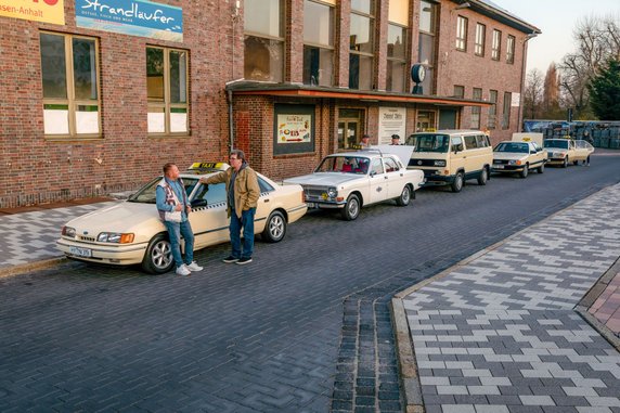 Mercedes 190D kontra Audi 100, VW T#, GAZ- Wołga M 24 i Ford Scorpio. Która klasyczna taksówka jest najlepsza