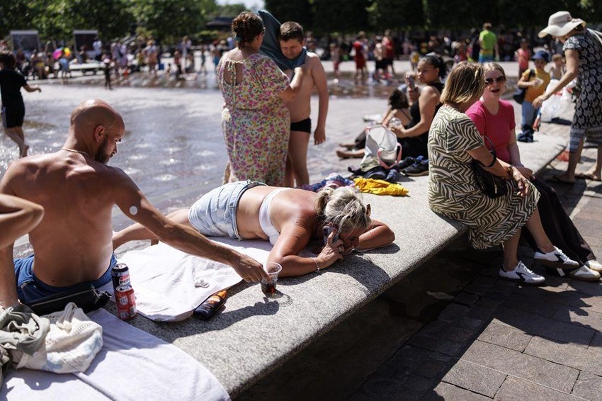 Mnogi su u Londonu potražili spas u fontanama | Foto: TOLGA AKMEN/EPA/Shutterstock