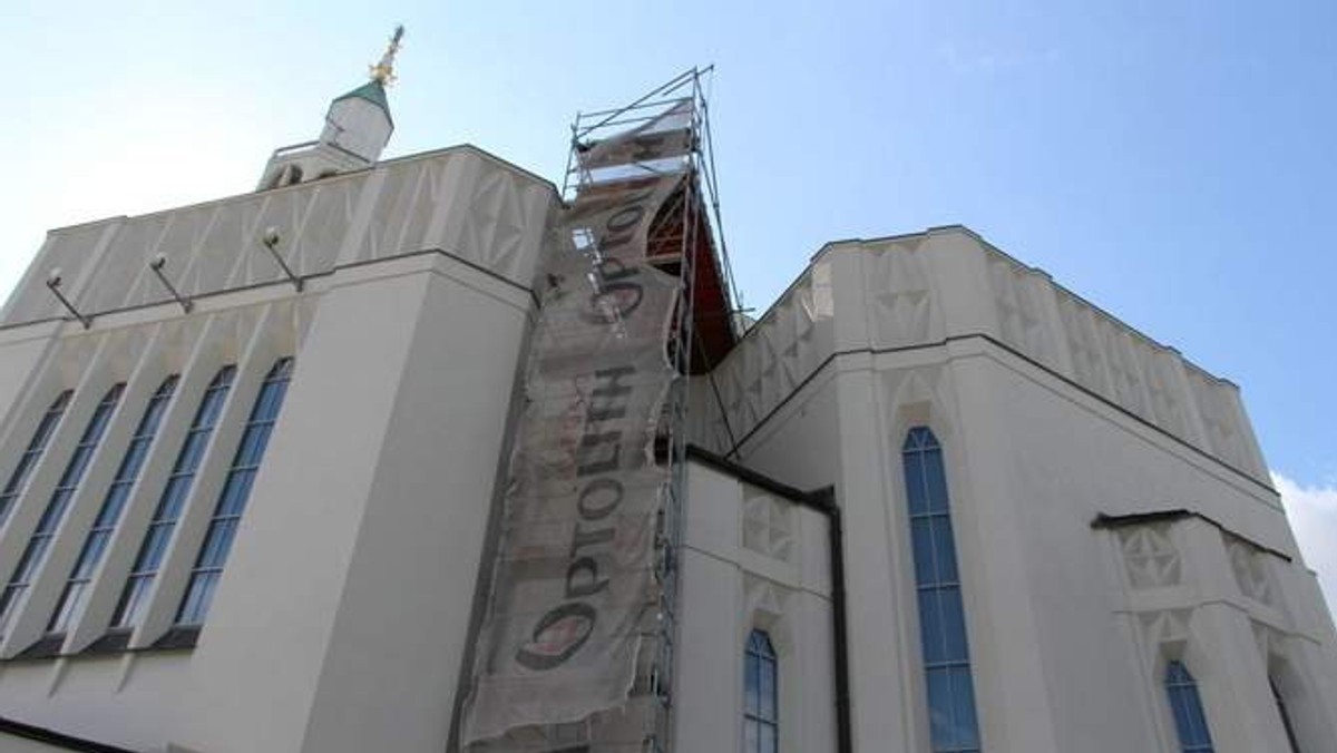 Będzie remont świetlika i witraża w kościele św. Rocha w Białymstoku. Teraz odnawiane są wały. W kolejnych latach prace przeniosą się do wnętrza świątyni.