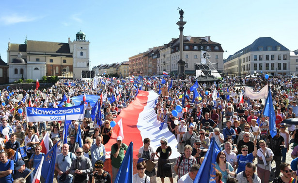 Dwóch posłów odpaliło race podczas Marszu Wolności. Neumann: Zapłacimy mandaty