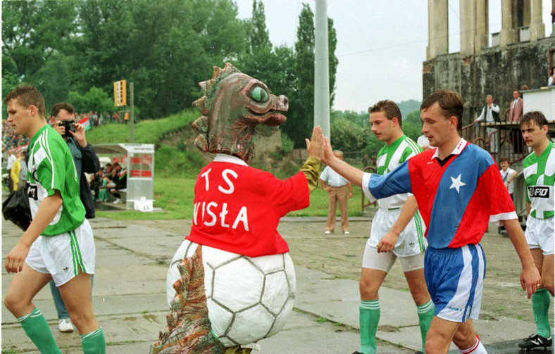 20 czerwca 1993 r. Piłkarze Wisły i Legii wychodzą na boisko. W środku Wojciech Kowalczyk