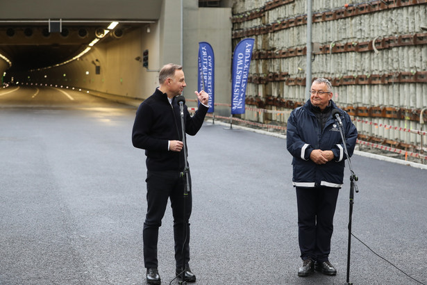 Prezydent RP Andrzej Duda oraz minister infrastruktury Andrzej Adamczyk podczas wizyty na budowie tunelu pod górą Luboń Mały na odcinku S7 Naprawa - Skomielna Biała