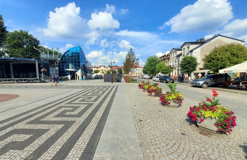 Rynek Zygmunta Augusta W tle szklany Atol