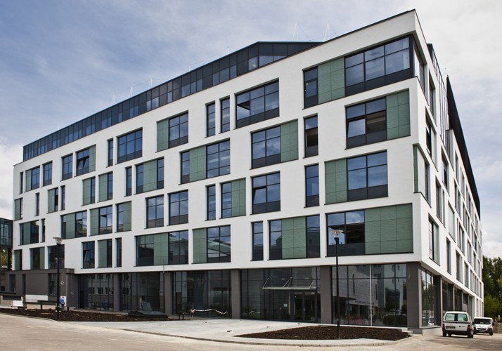 Otwarty kilka dni temu budynek Centrum Nauk Biologiczno-Chemicznych (tzw. CENT3) nie tak spektakularny z zewnątrz, jednak w środku znajduje się sprzęt najwyższej klasy. Budynek kosztował 62 mln zł, natomiast jego wyposażenie aż 140 mln. Jednym z głównych celów najnowocześniejszego centrum naukowego w stolicy jest nacisk na współpracę z biznesem.  Budynek CENT 3  przy ul. Żwirki i Wigury w Warszawie, źródło: Centrum Nauk Biologiczno-Chemicznych UW