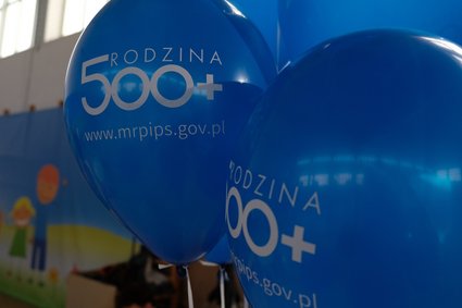 Program 500 plus kosztuje coraz mniej