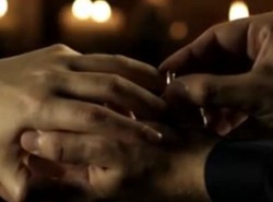 Obrączki i "żółwik" w spocie Komorowskiego