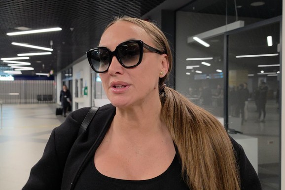 GOGA SEKULIĆ NA IVICI SUZA, IMALA PRVI NASTUP NAKON SMRTI MAJKE Stigla u crnini, bol i tuga: "Sin grli bakinu sliku, izlazila sam iz kuće samo da njega vodim kod logopeda" (VIDEO)