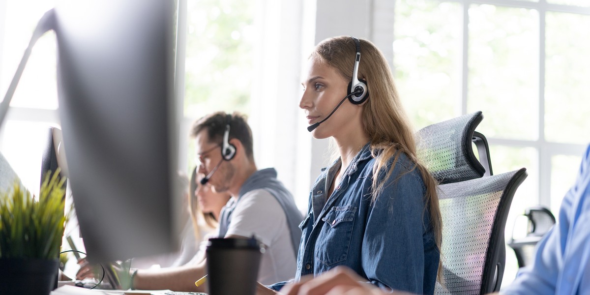 Pracownicy call center obsługujący boty korzystają z przygotowanych wcześniej nagrań.