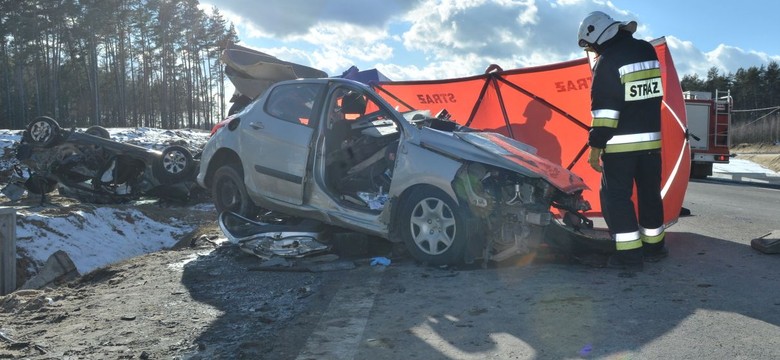 Wypadek na krajowej "ósemce". Zderzenie ciężarówki i dwóch aut na prostej drodze. Trzy osoby nie żyją